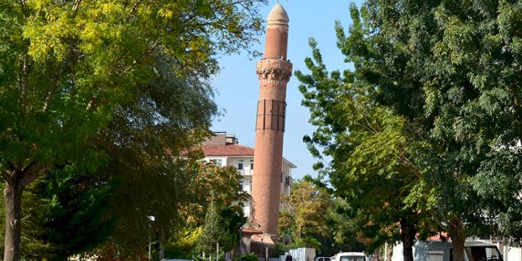 Pisa Kulesi’ne benzetilen Eğik Minare’nin sırrı için harekete geçildi
