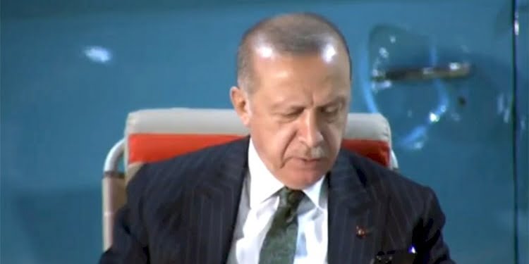 Erdoğan, Ahmet Kaya’nın ‘Giderim’ şarkısına eşlik etti…