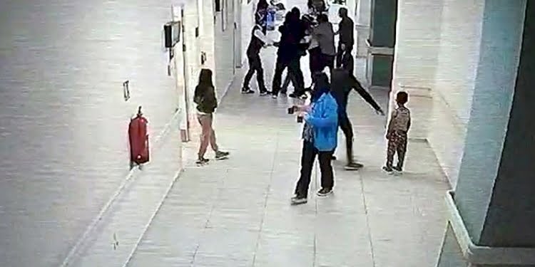 Hasta yakınının doktoru darbettiği anlar kamerada