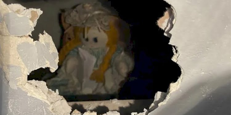 Tadilat sırasında duvarın içinden ‘katil bez bebek’ çıktı