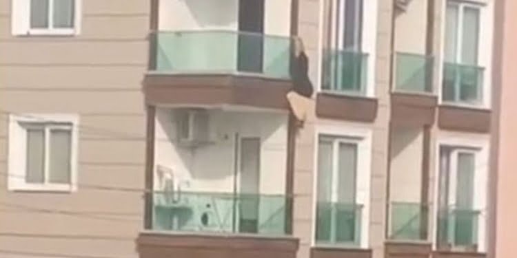 Çığlık atarak balkona çıkan kadın ikinci kattan düştü