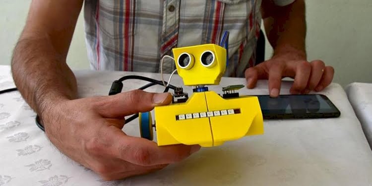 Lise öğretmeni robot üretti