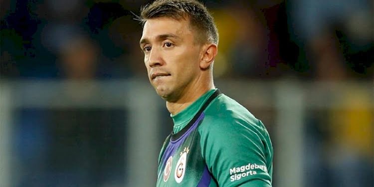 Muslera sinirlerine hakim olamadı: Rakibin üzerine yürüdü