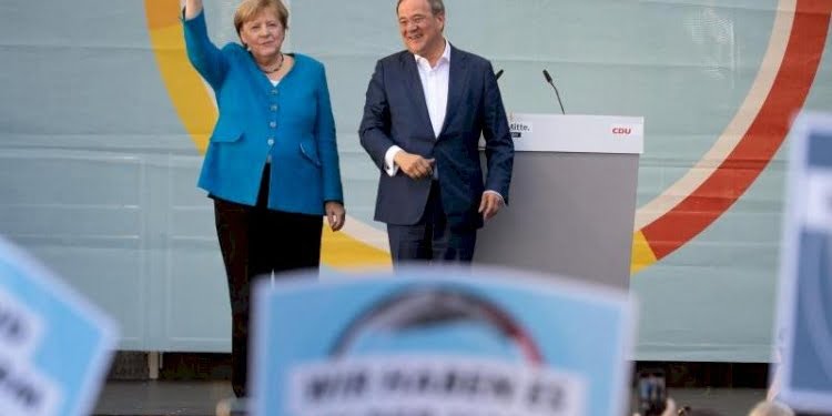 Merkel’in son mitinginde Uğur Şahin detayı