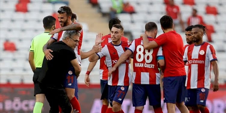 Antalyaspor’un galibiyeti sonrası Ersun Yanal’ın büyük sevinci
