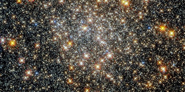 Hubble görüntüledi: Samanyolu’nun kalbindeki küresel yıldız kümesi