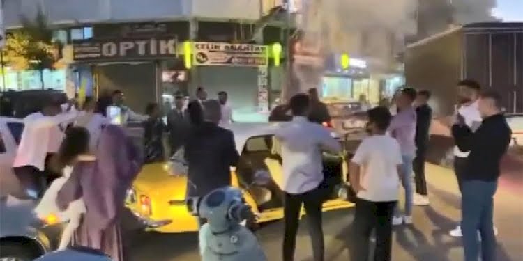 Yolu kapatıp halay çektiler