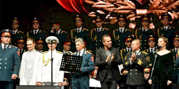 Haluk Levent, Kızılordu Korosu ile birlikte Harbiye Marşı’nı söyledi