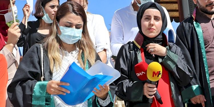 ‘Cinsel tacize uğradım’ diyen kıza ‘neden bağırmadın’ sorusu