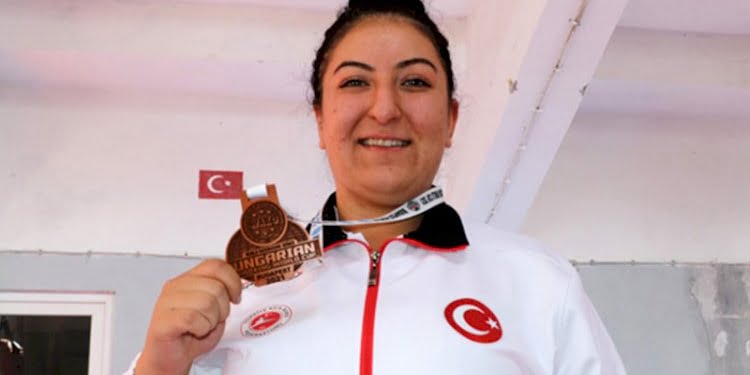 Burdurlu kick boks sporcusu dünya üçüncüsü oldu