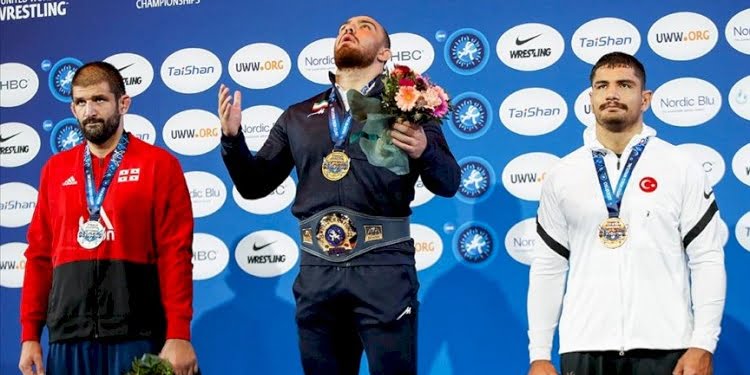 Milli güreşçiler Fazlı Eryılmaz ve Taha Akgül dünya üçüncüsü oldular