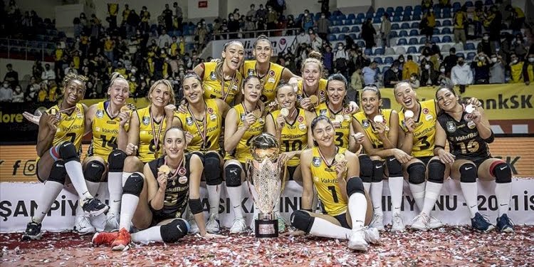Eczacıbaşı ve Vakıfbank karşılaştı… Sezonun ilk kupası sahibini buldu