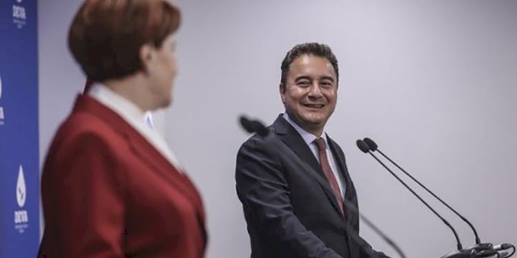 Meral Akşener AKP’nin 20 yıllık iktidarını eleştiriyordu ki yanındaki eski AKP’li Babacan’ı hatırladı