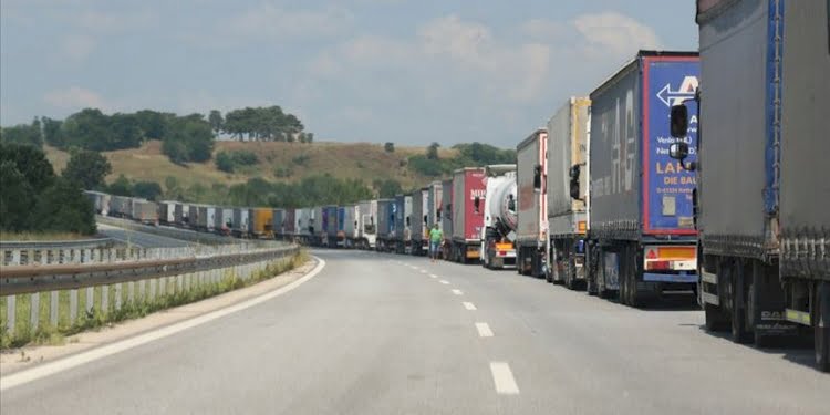 Azerbaycan’da Türk TIR’larından ekstra para mı alınıyor?