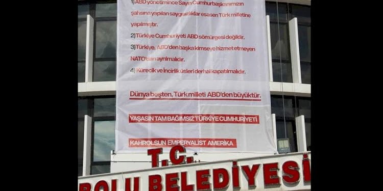 İktidar ve muhalefetin söyleyemediğini belediye söyledi… Manifesto gibi ABD ve NATO pankartı