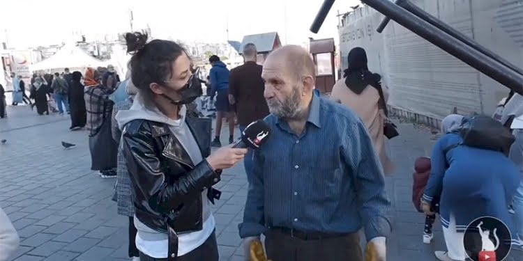 74 yaşındaki kağıt toplayıcısı hem ağladı, hem ağlattı