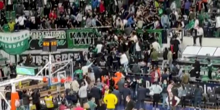 Bursaspor-Beşiktaş maçında tribünler karıştı