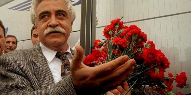 Levent Kırca anılıyor… ‘Atatürk’le kalın, cumhuriyetle kalın’