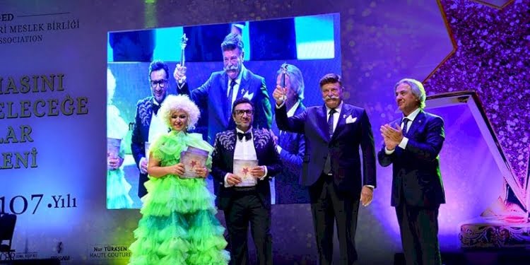 ‘Türk Sinemasını Geçmişten Geleceğe Taşıyanlar’ ödülleri verildi