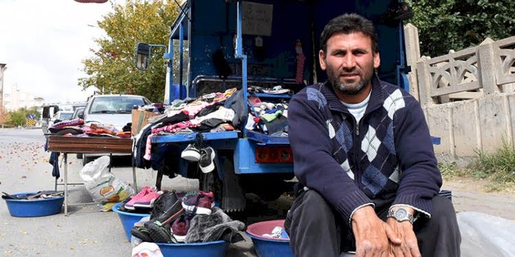 Halter rekortmeni pazarda çorap satıyor