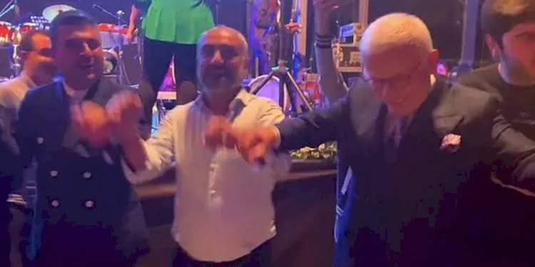 Ertuğrul Özkök ve İsmail Saymaz Diyarbakır’da halay çekti