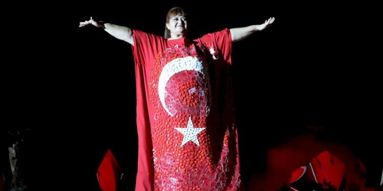 Denizli’de ‘Giyilebilir Cam Defilesi’ düzenlendi