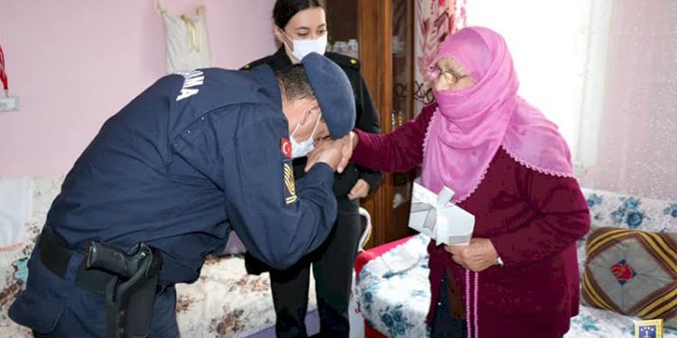 92 yaşındaki Nuriye Teyzeden Mehmetçiğe çorap