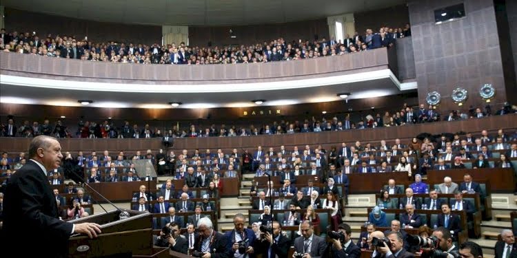 Yeni Şafak yazarı: AK Parti alan hakimiyetini yitiriyor