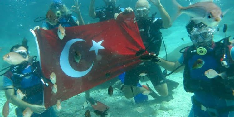 Su altında bayraklı cumhuriyet kutlaması