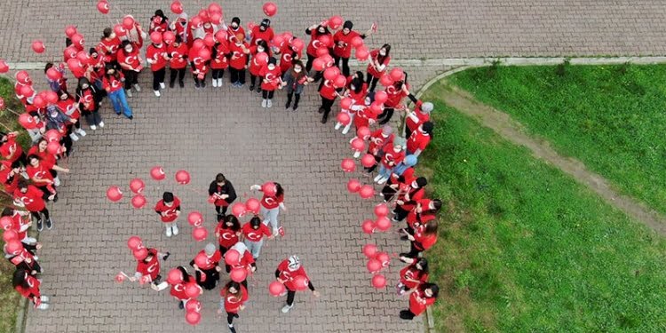 98’inci yılda 98 balonu gökyüzüne bıraktılar