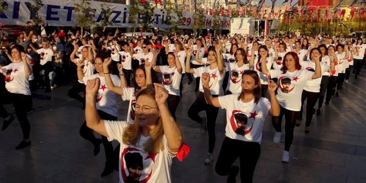 98 kadın Cumhuriyet’i zeybek oynayarak kutladı