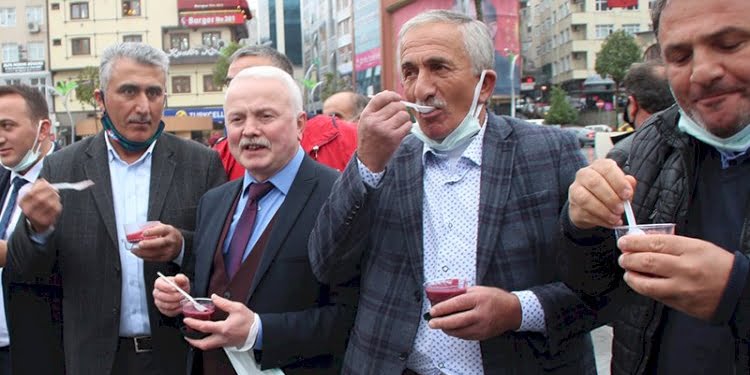 10 bin kase pepeçura tatlısı 1 saatte tükendi