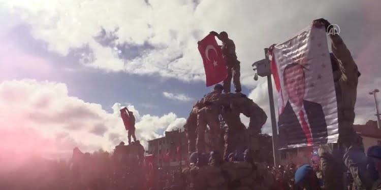 29 Ekim töreninde tartışma çıkaran görüntü.. Askere Erdoğan posteri açtırdılar