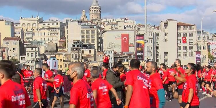 Galata Köprüsü’nde Cumhuriyet Koşusu
