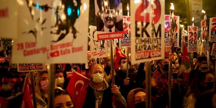 Cumhuriyet coşkusu gece de sürdü