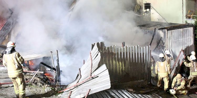 İşçilerinin kaldığı konteynerler yandı, 4 işçi son anda kurtuldu