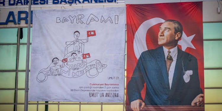 İzmir depreminde hayatını kaybeden Umut’un ‘Cumhuriyet’ resmi afiş oldu