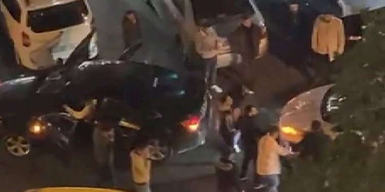 Trafiğin ortasında halay çektiler!