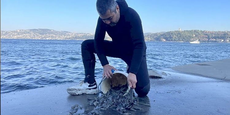 Boğaz’ın 21 yıllık ‘gönüllü temizlikçisi’ bu kez denizden nal çıkardı
