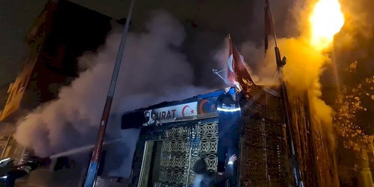 Alevlerin arasındaki Türk bayraklarını böyle kurtardılar