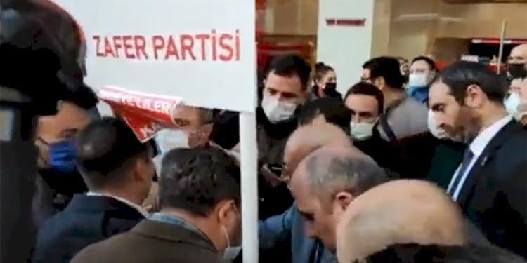Zafer Partisi’nin ‘Suriyeliler dönsün’ imza kampanyasına polis müdahalesi