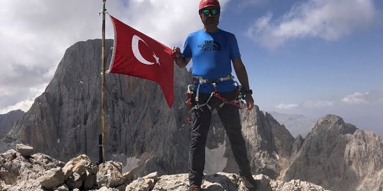 Sırtında 3 metrelik direkle çıktığı zirvelerde Türk bayrağını dalgalandırıyor