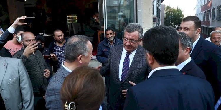 AKP ve CHP’li isimler Bağcılar’da karşılaşınca…