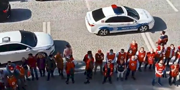 İzmir’de Süleyman Soylu’ya protesto: İşçiler sırtını döndü
