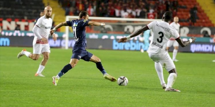 Hakem maçı yanlış zamanda bitirince oyuncular duştan sahaya geri döndü!