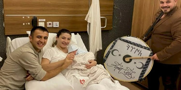 Yeni doğan bebeklerinin başında davul çaldırdılar