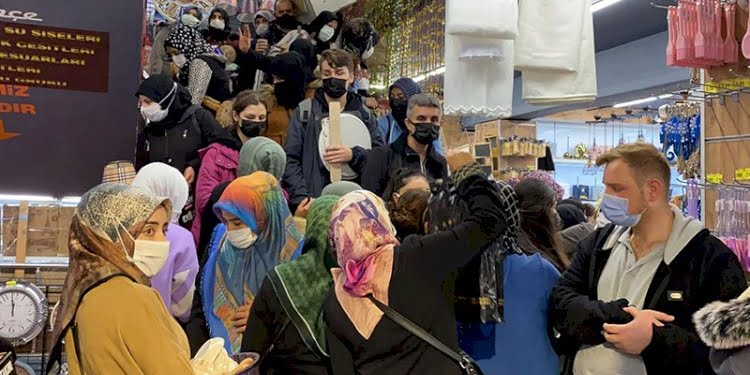 İndirim yapan mağazada izdiham… Polis çağrıldı
