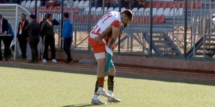 Sakatlanan rakibini sırtında taşıdı