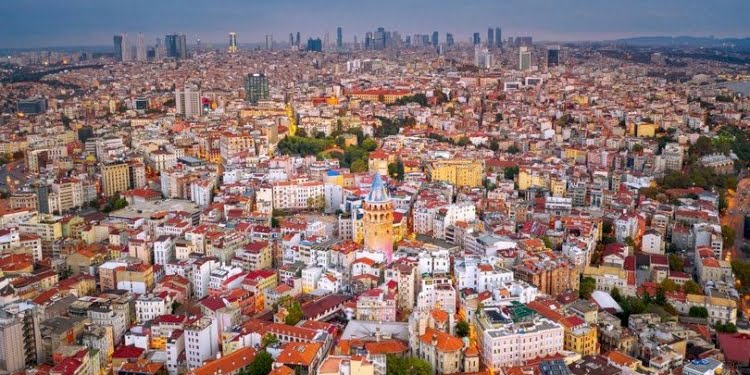 Bloomberg’den faiz yorumu: Zenginleri daha zengin, yoksulları daha yoksul yapıyor