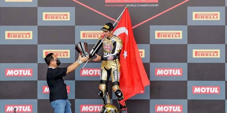 Milli motosikletçi Toprak Razgatlıoğlu, dünya şampiyonu oldu